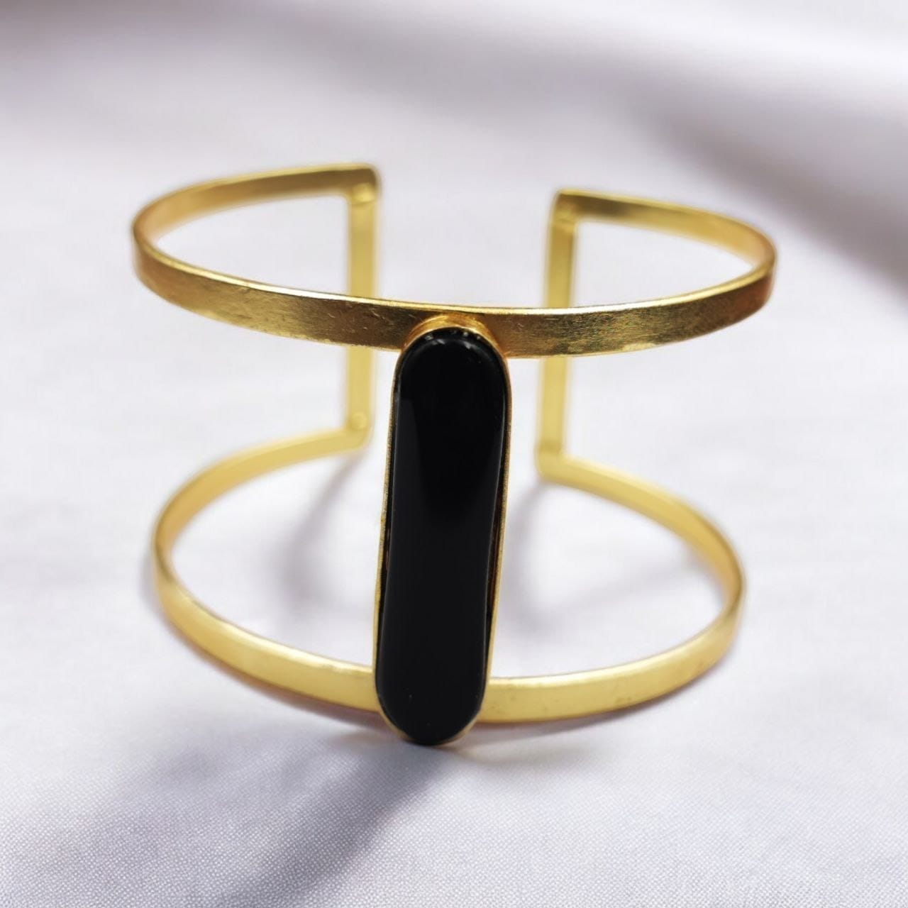 Gold-Plated Adjustable Bracelet with Monalisa Stone – The Perfect Accessory