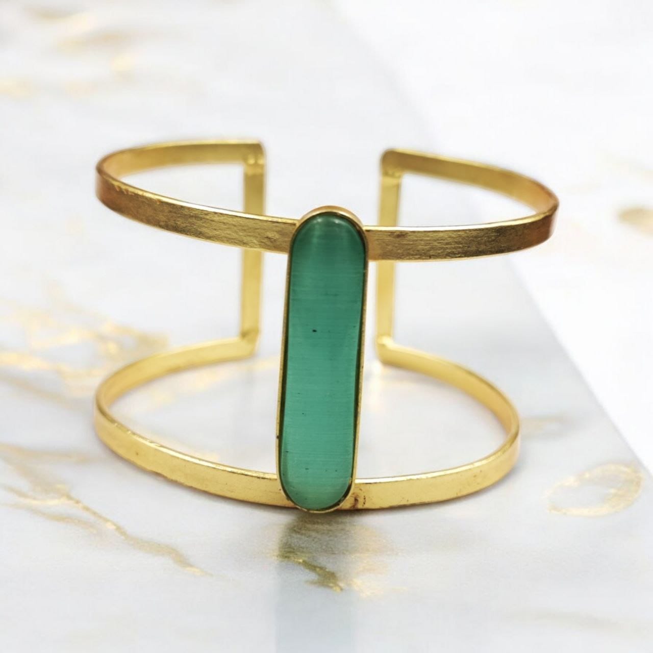 Gold-Plated Adjustable Bracelet with Monalisa Stone – The Perfect Accessory