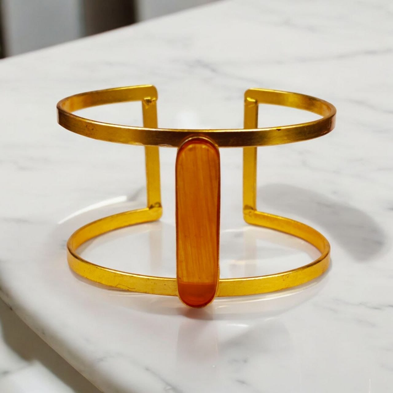 Gold-Plated Adjustable Bracelet with Monalisa Stone – The Perfect Accessory