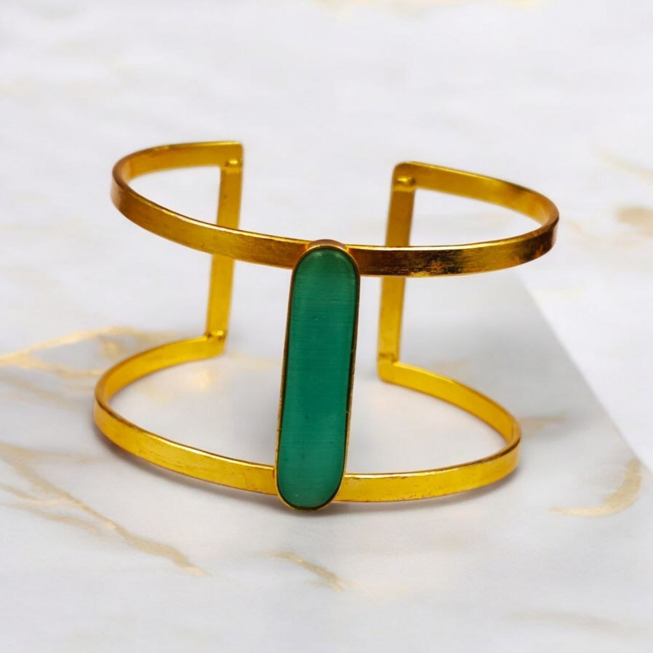 Gold-Plated Adjustable Bracelet with Monalisa Stone – The Perfect Accessory