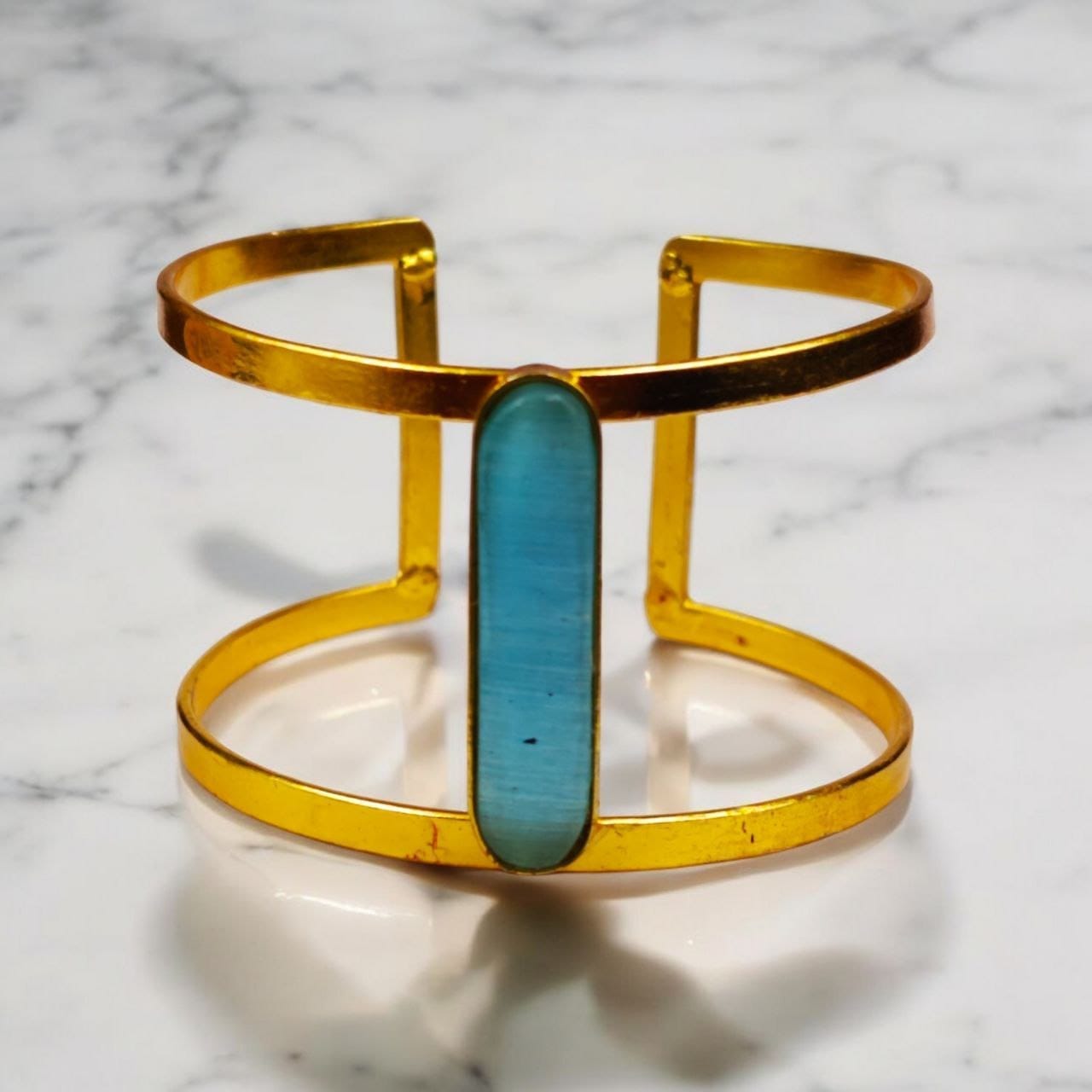 Gold-Plated Adjustable Bracelet with Monalisa Stone – The Perfect Accessory