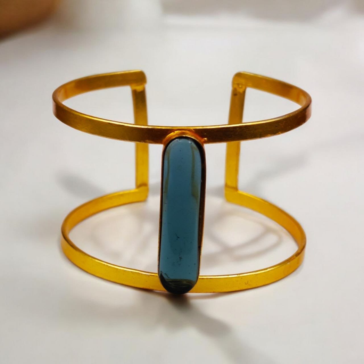 Gold-Plated Adjustable Bracelet with Monalisa Stone – The Perfect Accessory
