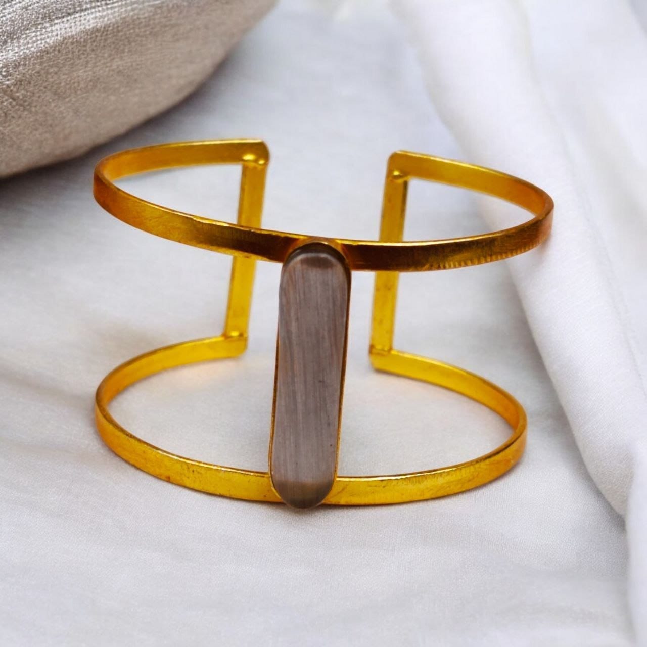 Gold-Plated Adjustable Bracelet with Monalisa Stone – The Perfect Accessory