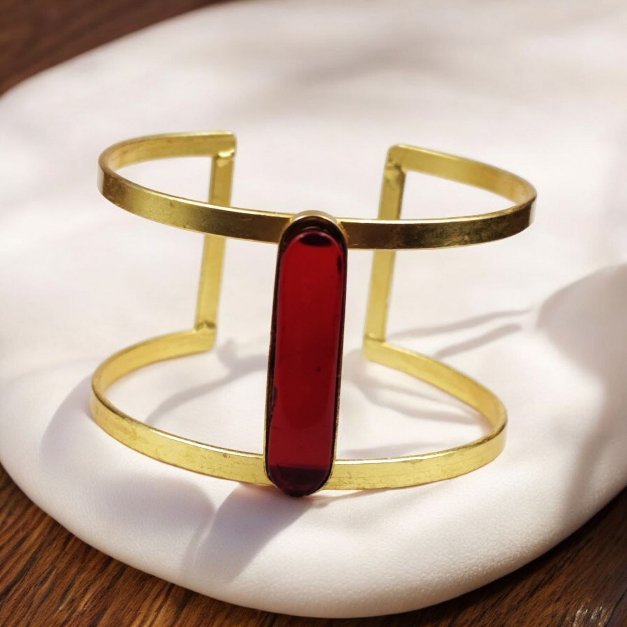 Gold-Plated Adjustable Bracelet with Monalisa Stone – The Perfect Accessory