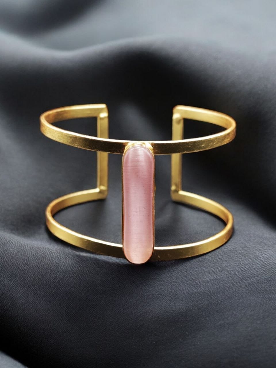 Gold-Plated Adjustable Bracelet with Monalisa Stone – The Perfect Accessory