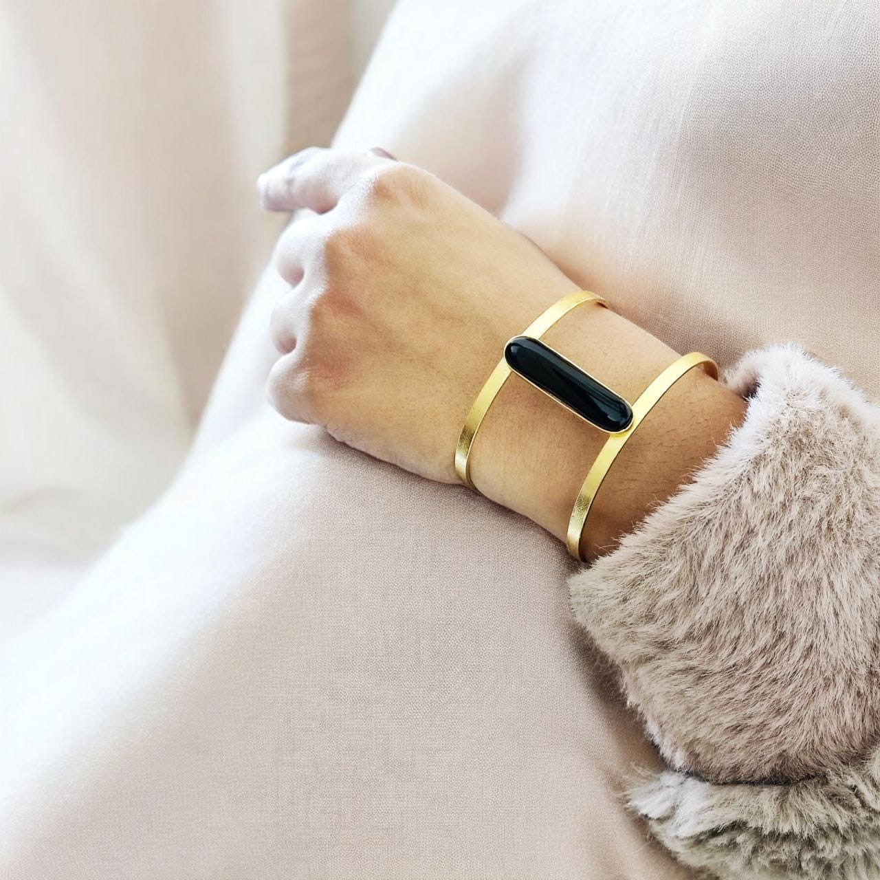 Gold-Plated Adjustable Bracelet with Monalisa Stone – The Perfect Accessory